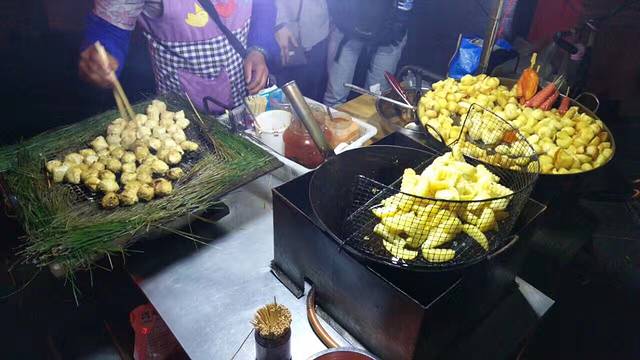 彝人古镇烧烤美食街