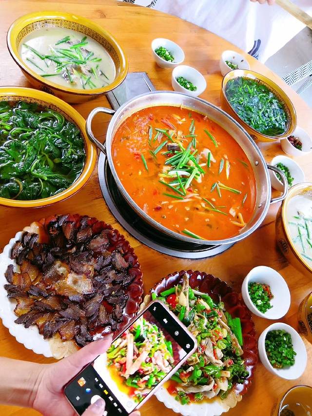 兴义市韦记红椿农家第一家