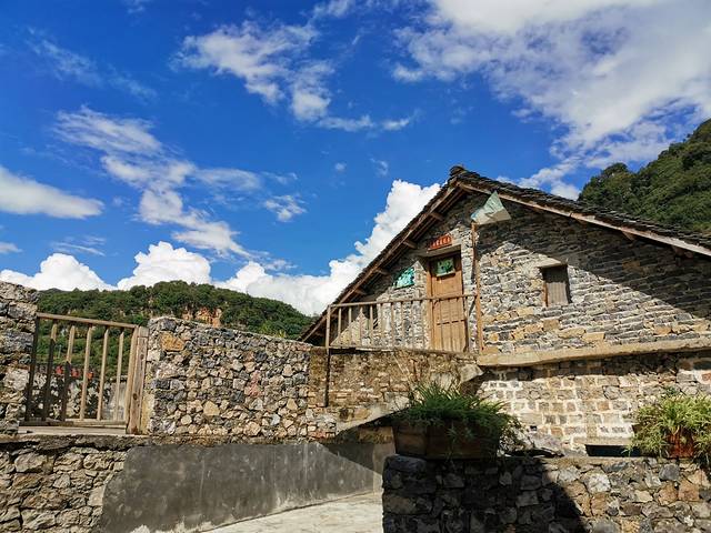 雨补鲁天坑风景区