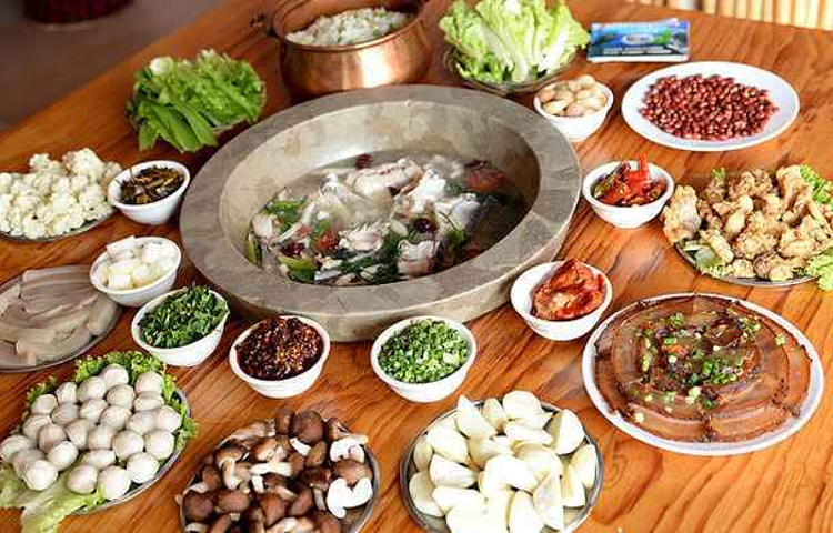 姚记抚仙湖石锅鱼庄