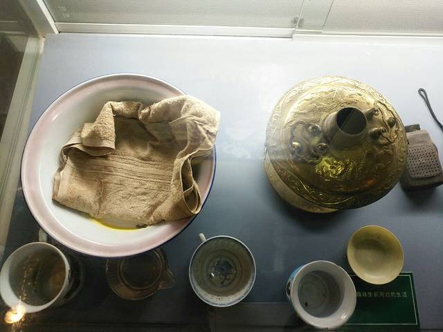 王稼祥半身铜像广场