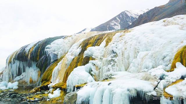岗什卡七彩冰瀑布