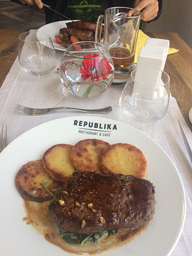 Republika Restaurant & Cafe