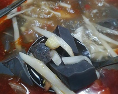 在灌阳吃的酸汤火锅跟贵州的完全不一样，更别有风味