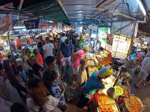 Sunday Walking Street Market(Lard Yai)