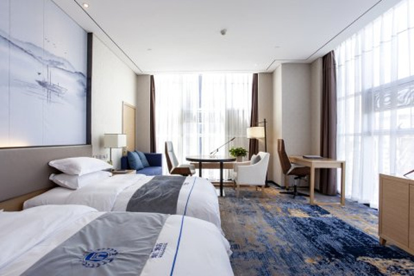 伊宁维仁酒店毗邻美丽的伊犁河畔,前往火车站,机场均方便推荐星级