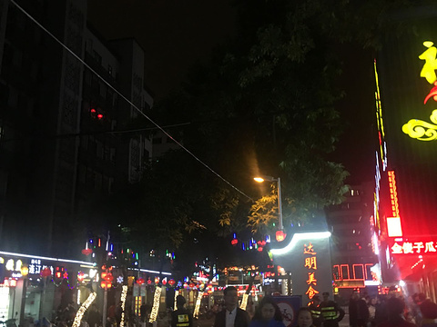 达明美食街旅游景点图片