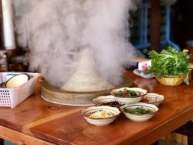 野生菌蒸汽石锅鱼