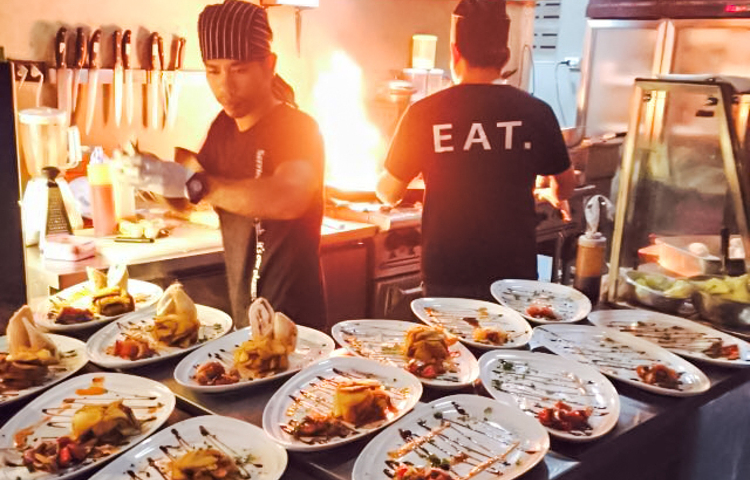 EAT Bar & Grill Restaurant Karon