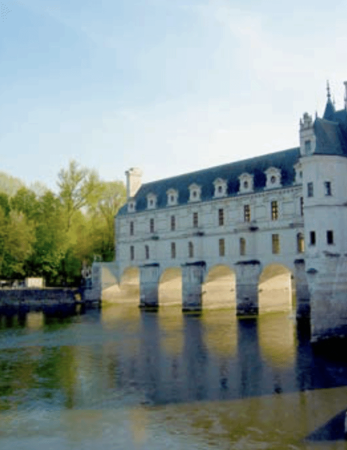 一眼望去，舍农索城堡 (Château de Chenonceau) 最有名的，就属横跨在谢尔河上的长廊了，它是根据河两边的遗留下的石墩而建成的，仿 佛是将一座桥盖成了城堡模样，也因此，有人称舍农索城堡为水上城堡。
