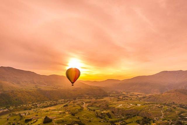 皇后镇日出热气球