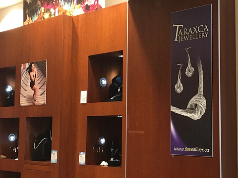 Taraxca珠宝店（温哥华国际机场国内航班候机区安检前3楼店）的图片