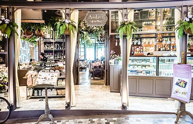 Audrey Cafe des Fleurs