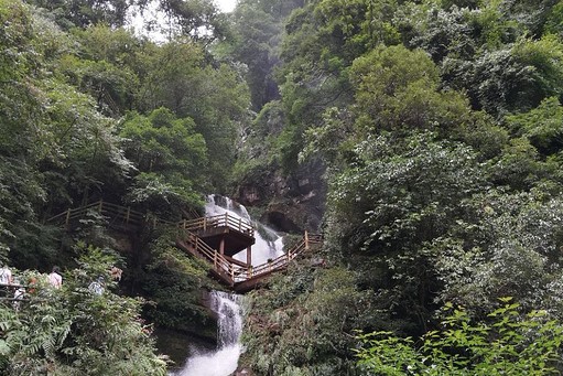 天龙凌龙(白龙潭瀑布)