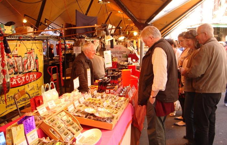 岩石区周末集市