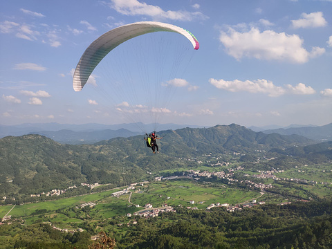 观天山滑翔伞飞行基地旅游景点图片