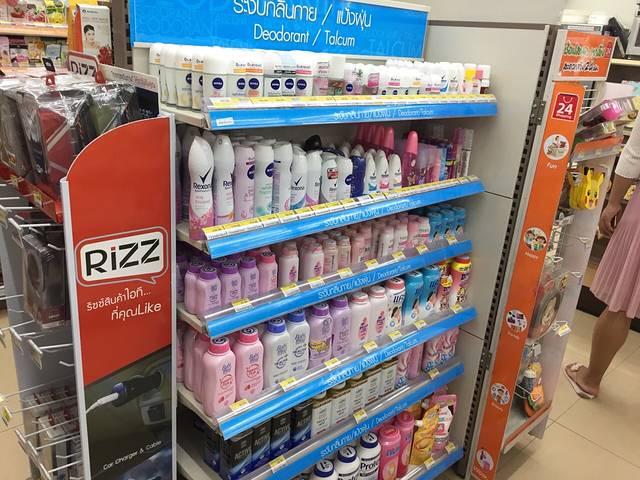 亿家人购物中心(虎跳峡店)