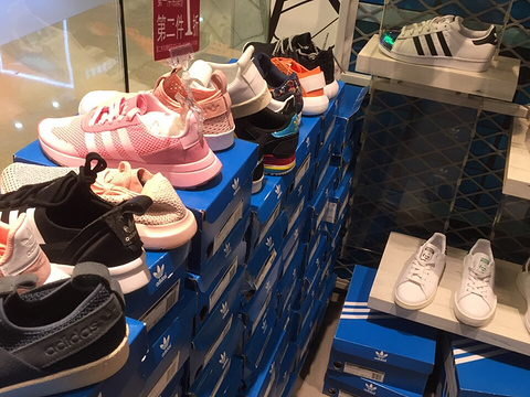 三叶草Adidas Originals(镇江万达广场店)旅游景点图片