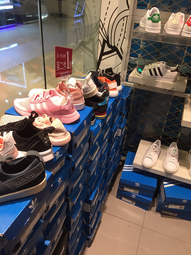 三叶草Adidas Originals(镇江万达广场店)的图片