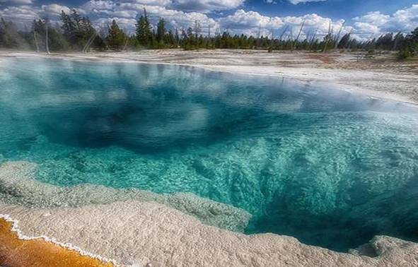 西拇指间歇泉盆地