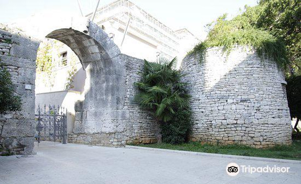 Gate of Hercules (Porta Herculanea)旅游景点图片