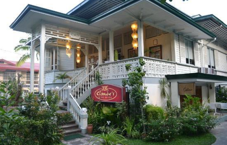 Claude's Le Cafe de Ville