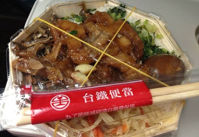 台中高铁台铁便当