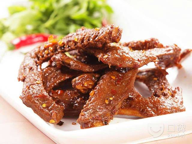 周黑鸭(十堰三堰客车站店)