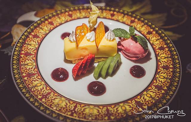 Le Versace rooftop lounge bar