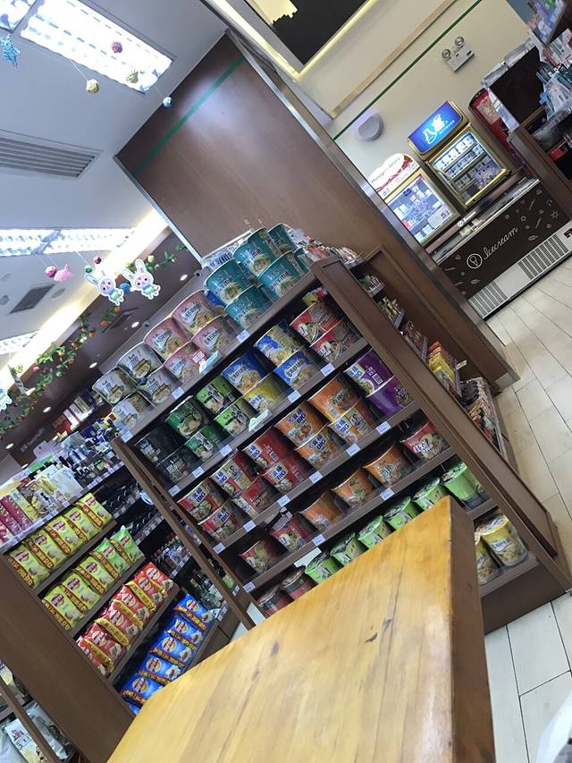 全家便利店(淮海中路三店)