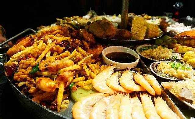 日进一片海·生腌熟醉·蒸蚝龙虾·烧烤刺身·宵夜精酿(三里屯总店)