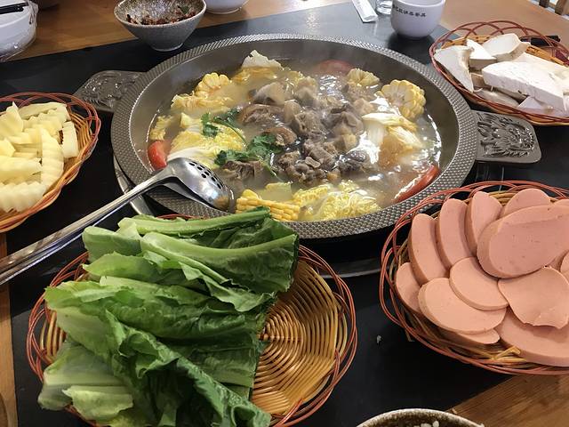 舌尖上的腊猪蹄汤锅·牦牛火锅