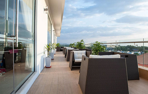 Lobby Lounge & Sunset Terrace