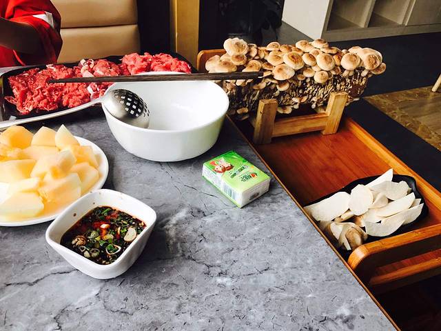 粤牛潮汕牛肉火锅(万达国贸店&东园东路店)