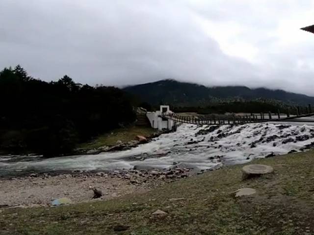 鲁朗贡措湖景区