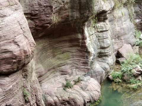 红岩绝壁旅游景点图片