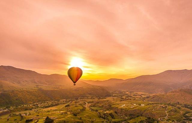 皇后镇日出热气球