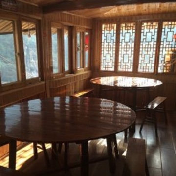 岭上人家琼楼玉宇烤全羊