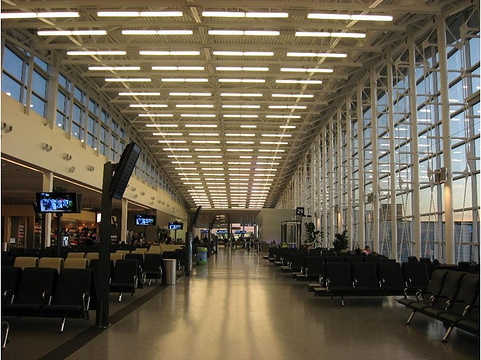 让勒萨热国际机场旅游景点图片