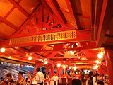 湄南河畔船餐厅