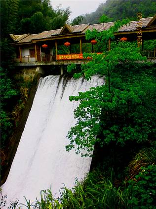 周洛龙潭风景区