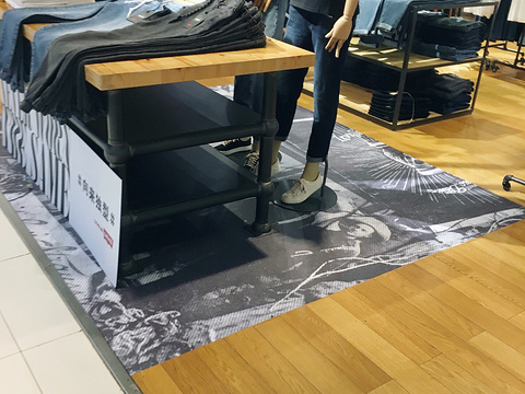 LEVI'S(中华广场店)旅游景点图片