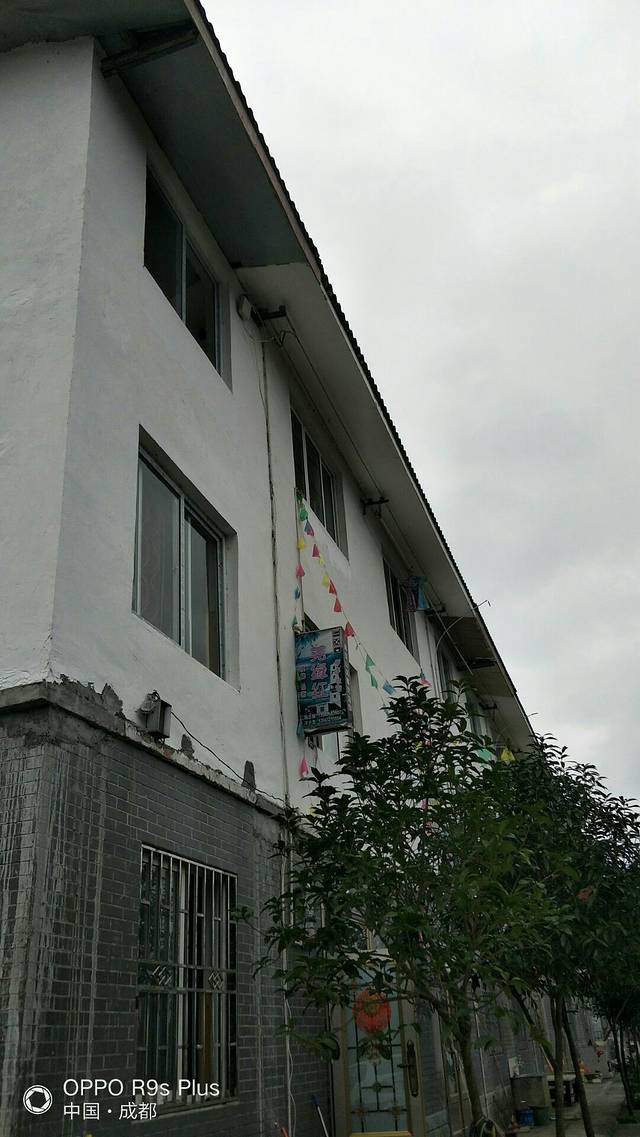 南宝山木梯羌寨羌缘红农家乐