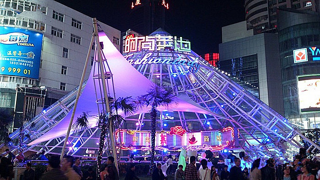南京时尚莱迪购物广场旅游景点图片