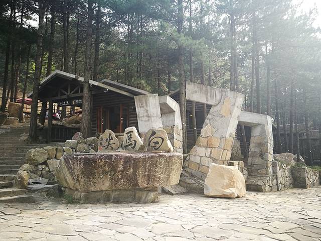 大别山主峰标志碑