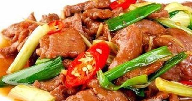 龙味美食馆一聚龙小镇加油站后面