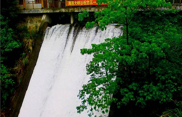 周洛龙潭风景区