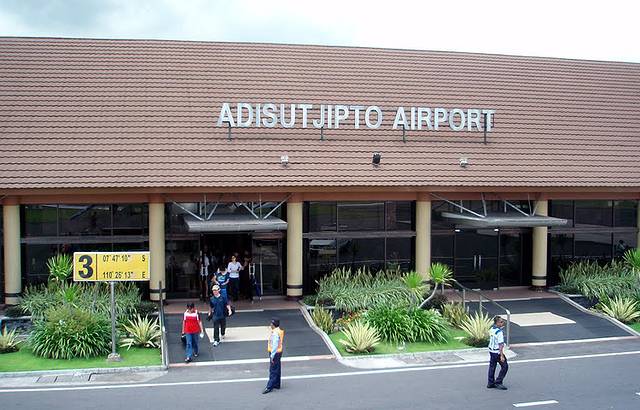 阿迪苏特吉普托国际机场