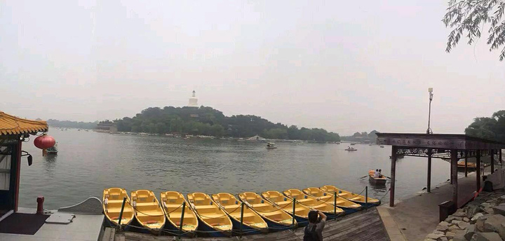 "小船儿推开波浪……”作为一个中国学生对这首歌一定是充满感情的，那是快乐时光的写照，所以到北京一..._北海公园"的评论图片