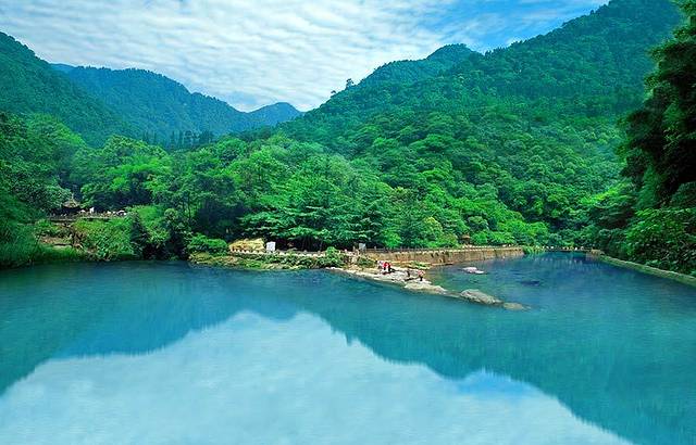 峨眉山清音阁湖